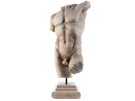 Marmortorso eines muskulösen Mannes vom Typ des antiken „Herkules Farnese“ 